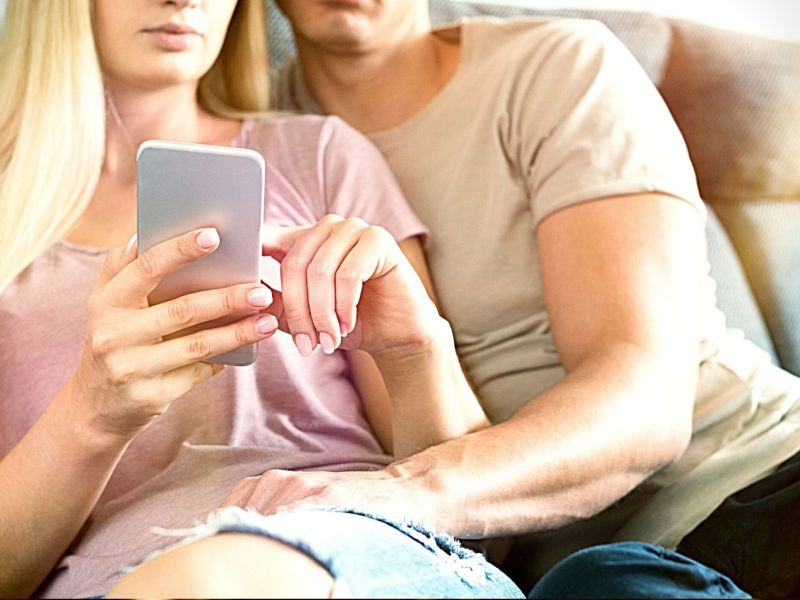 Paar steuert TV über Fernbedienungs-App