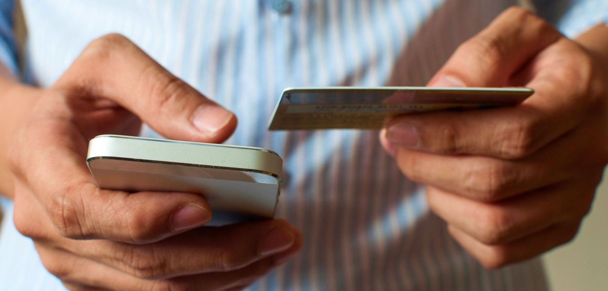 Kreditkarte neben einem Smartphone