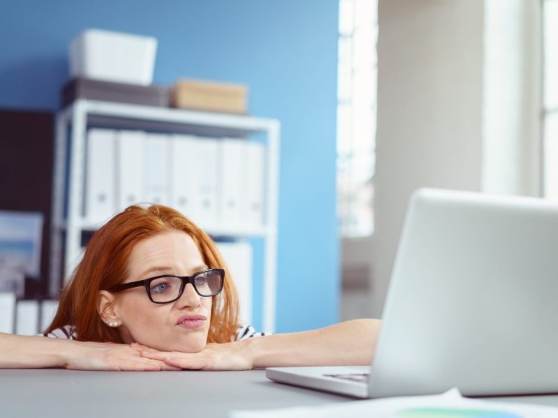 Frau verÃ¤rgert am Laptop