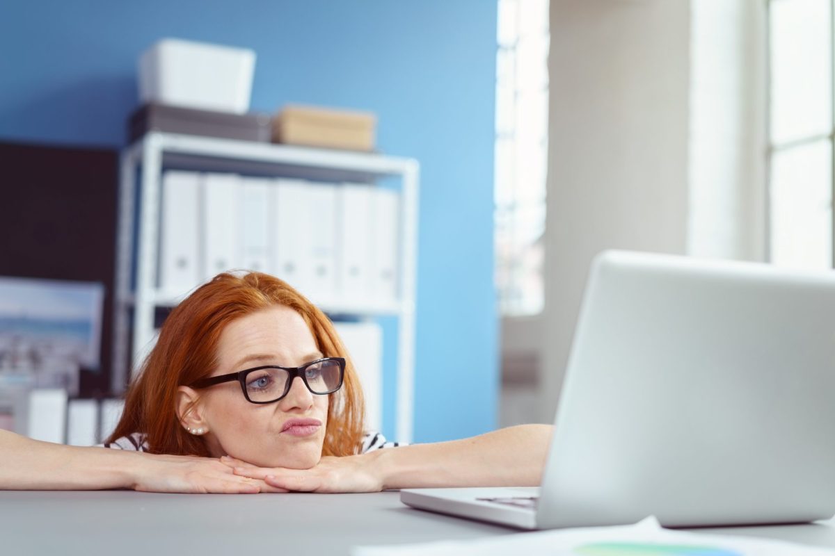 Frau verärgert am Laptop