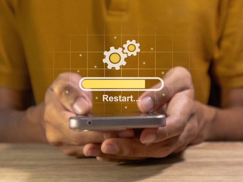 Person setzt ein Handy zurück