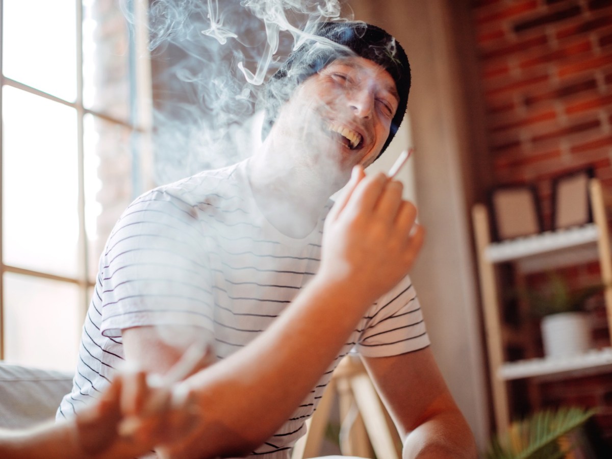 Mann raucht Joint und lacht