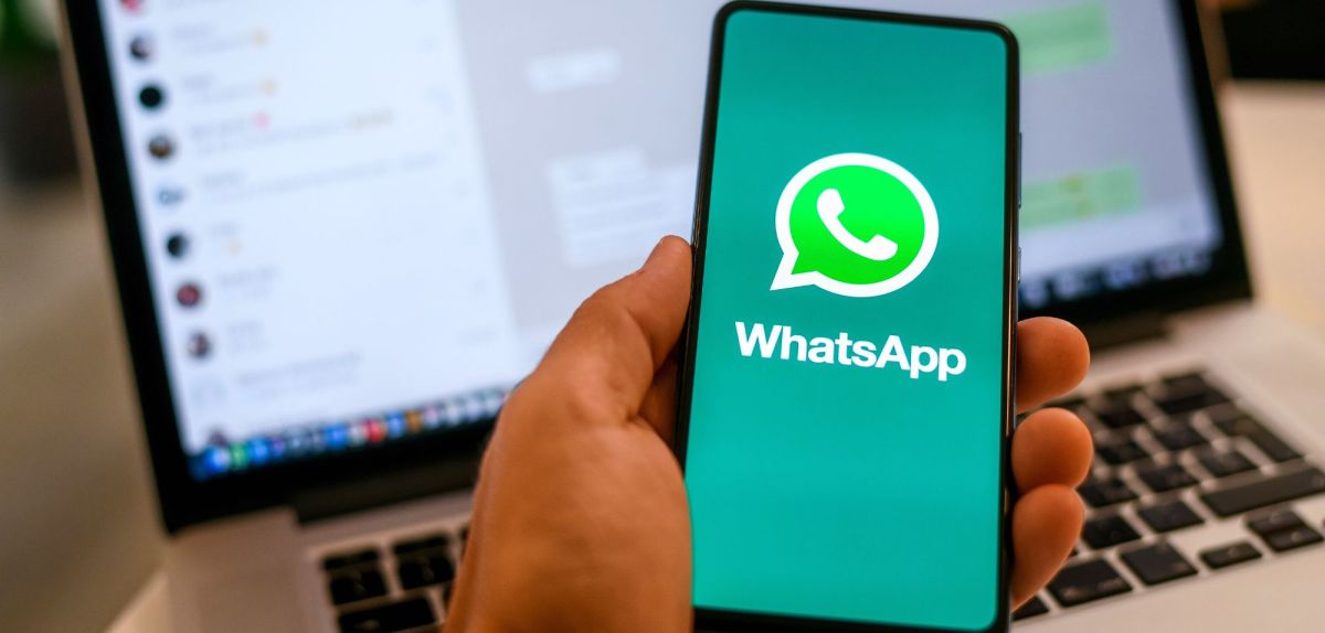 WhatsApp-Anwendung auf Smartphone und Laptop