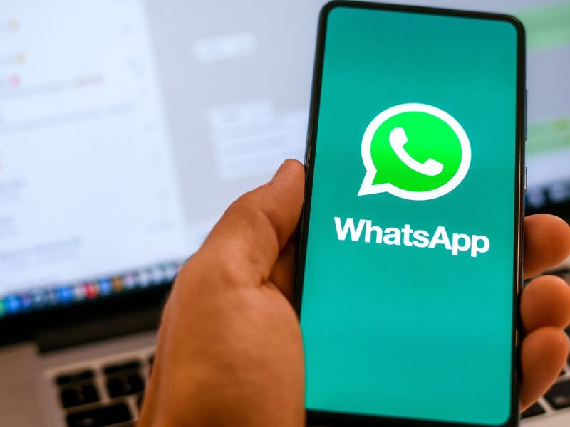 WhatsApp-Anwendung auf Smartphone und Laptop