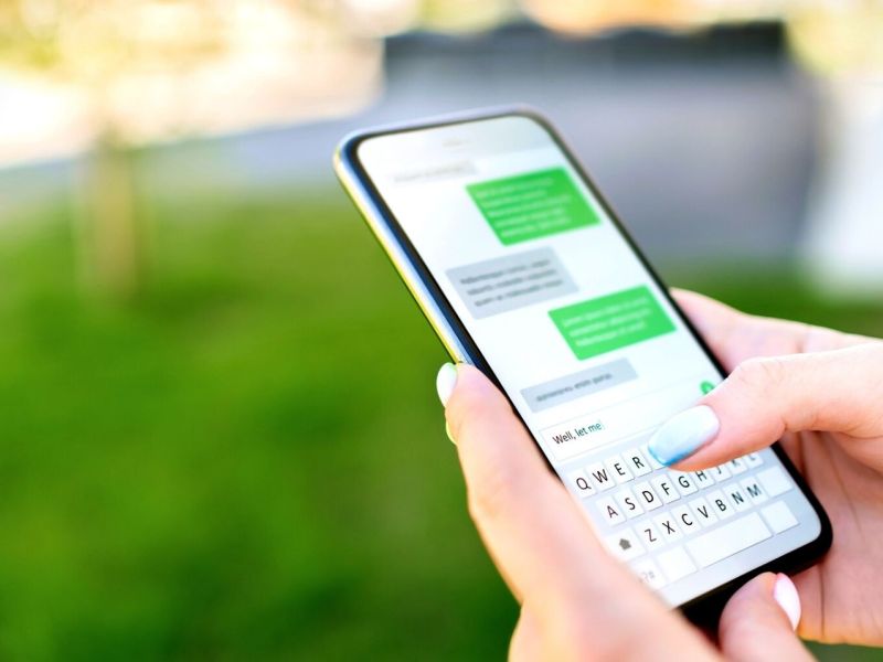 Person schreibt eine SMS