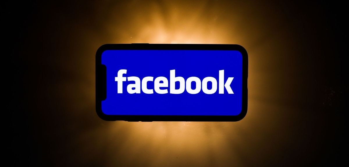 Facebook Logo auf dem Handy