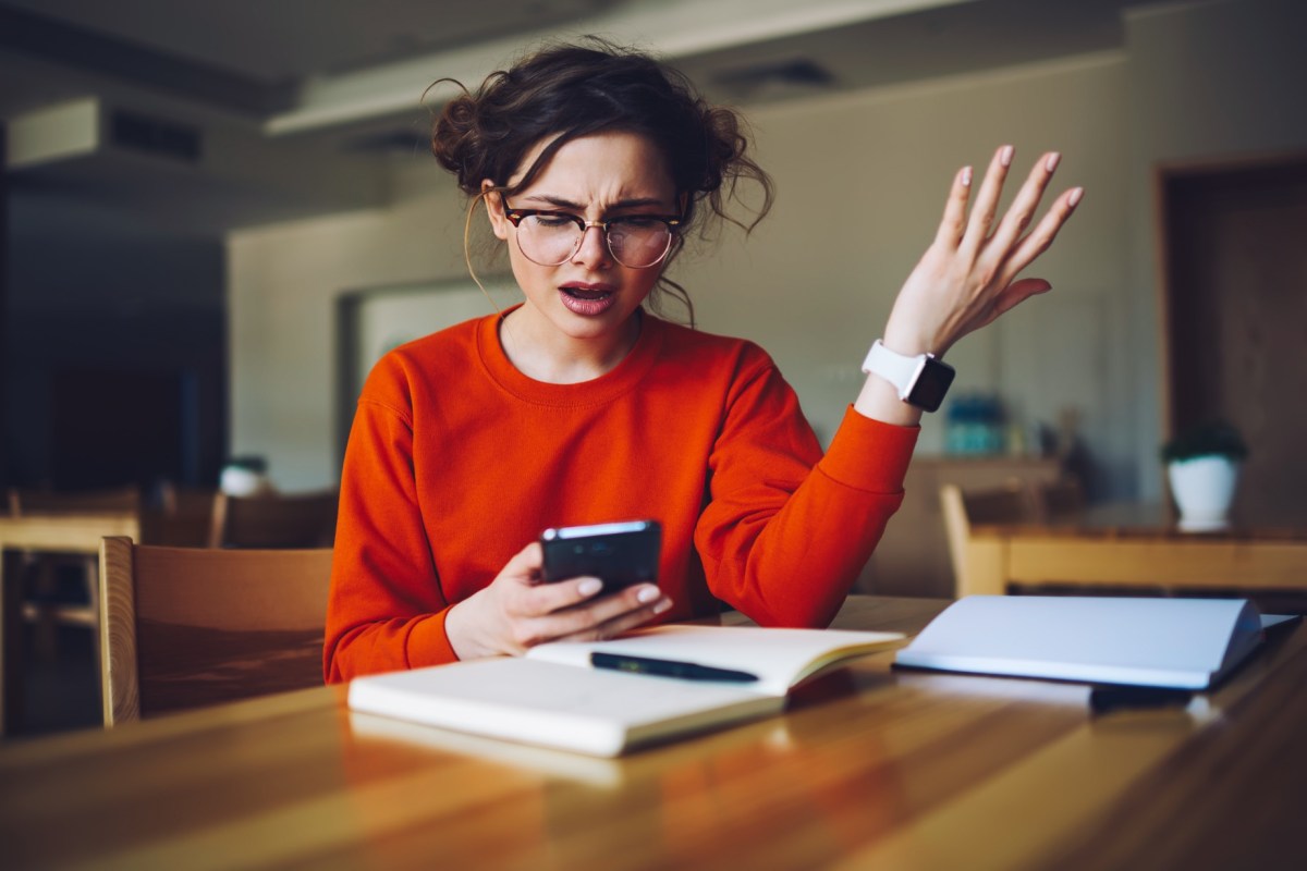 Frau verärgert am Handy