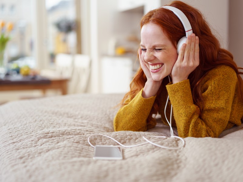 Frau hört Musik am Handy