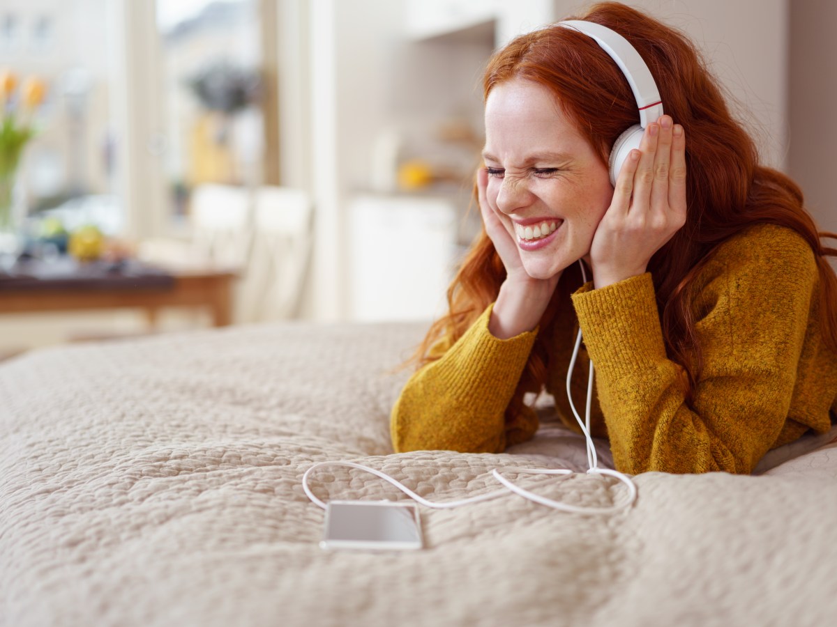 Frau hört Musik am Handy