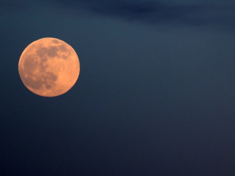 Aufnahme eines Supermondes am Abendhimmel
