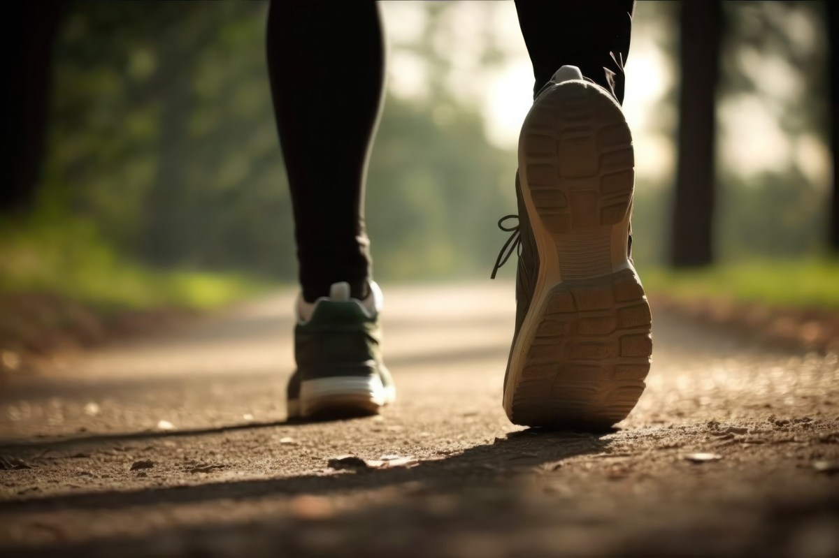 Frau läuft mit Joggingschuhen