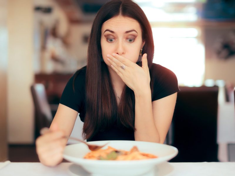 Frau ist übel beim Essen