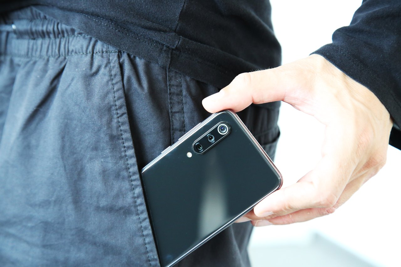 Die Größe des Xiaomi Mi 9 SE ist perfekt für jede Tasche.