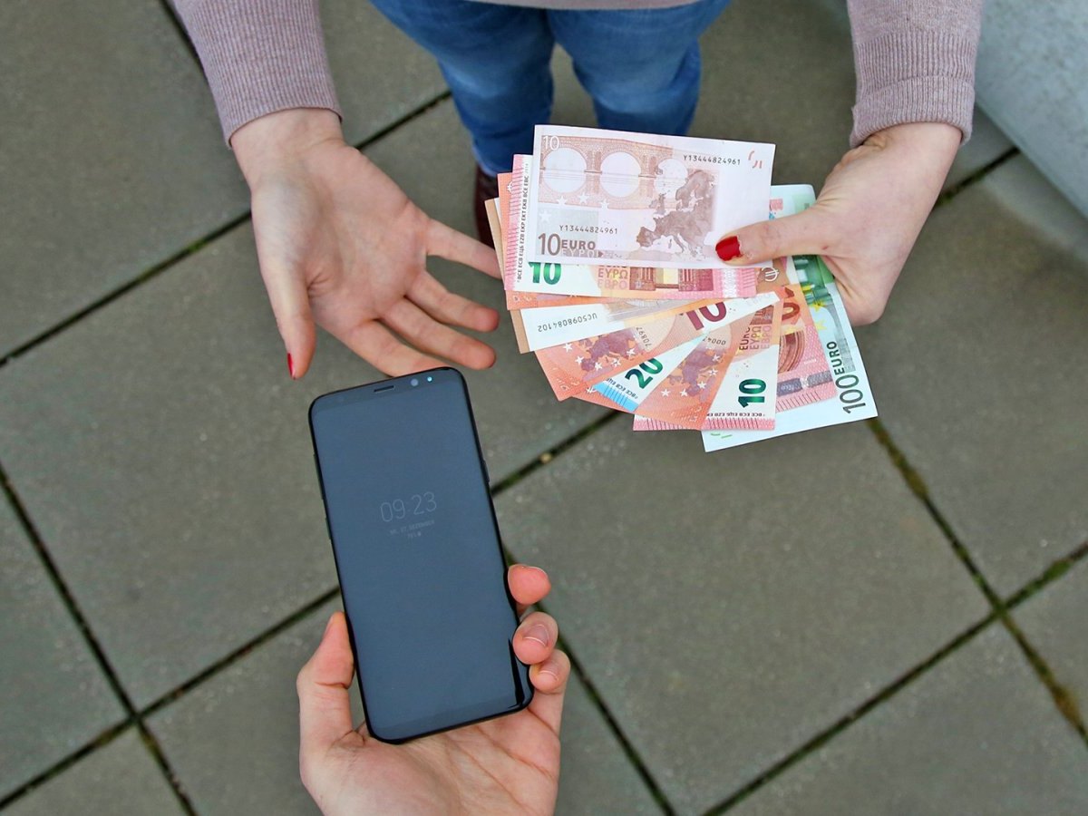 Geldübergabe für ein gebrauchtes Smartphone