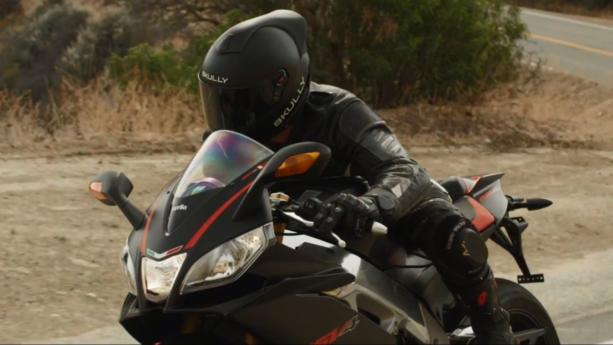 Der Hightech-Helm soll für mehr Sicherheit für Motorradfahrer sorgen.