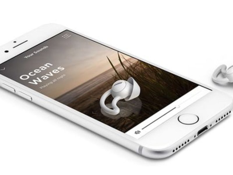 Ein Apple iPhone zusammen mit den Bose Sleepbuds.