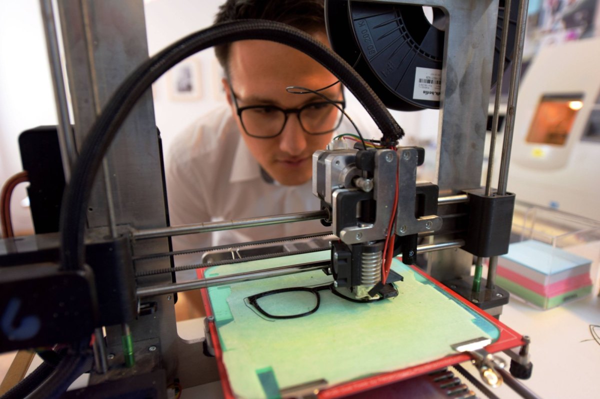 3D-Drucker druckt Brille.