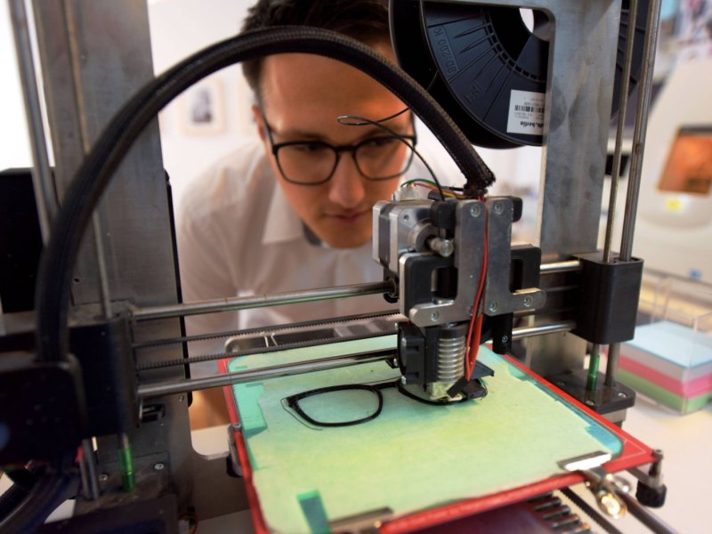 3D-Drucker druckt Brille.
