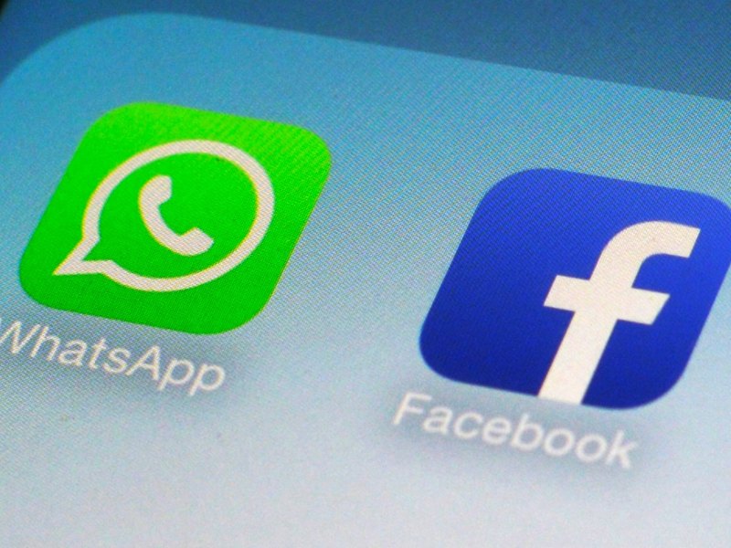 WhatsApp und Facebook auf einem Smartphone.