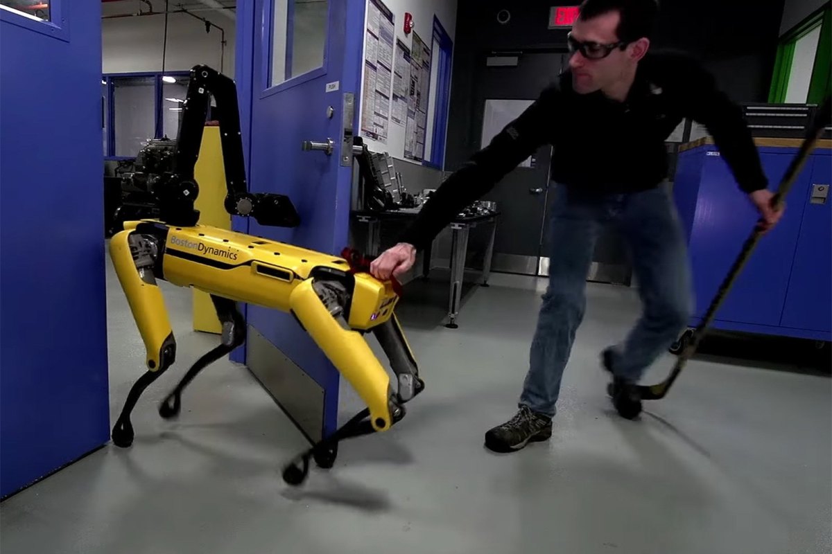 Der Spot Mini-Roboter von Boston Dynamics wird am hinteren Ende festgehalten