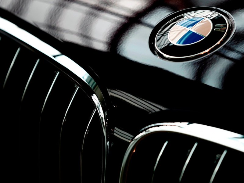 Das Logo von BMW auf einer Motorhaube.