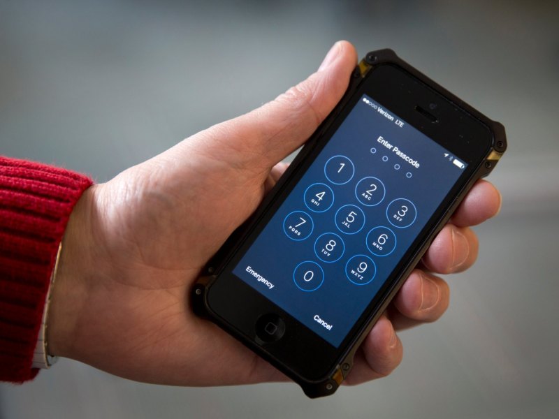 Ein iPhone-Bildschirm auf dem zur Eingabe des Passcodes aufgefordert wird.