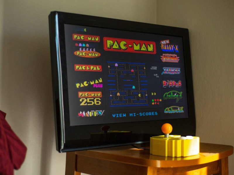 Ein Fernseher auf dem das Spiel Pac-Man läuft.