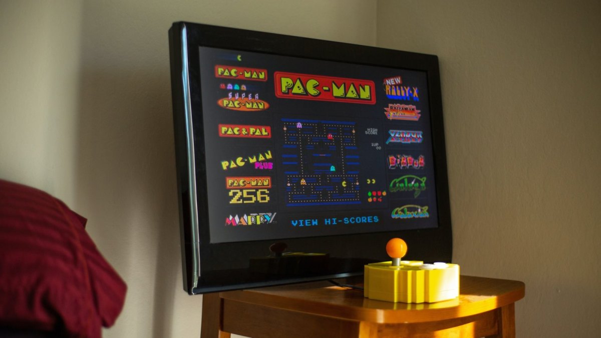 Ein Fernseher auf dem das Spiel Pac-Man läuft.