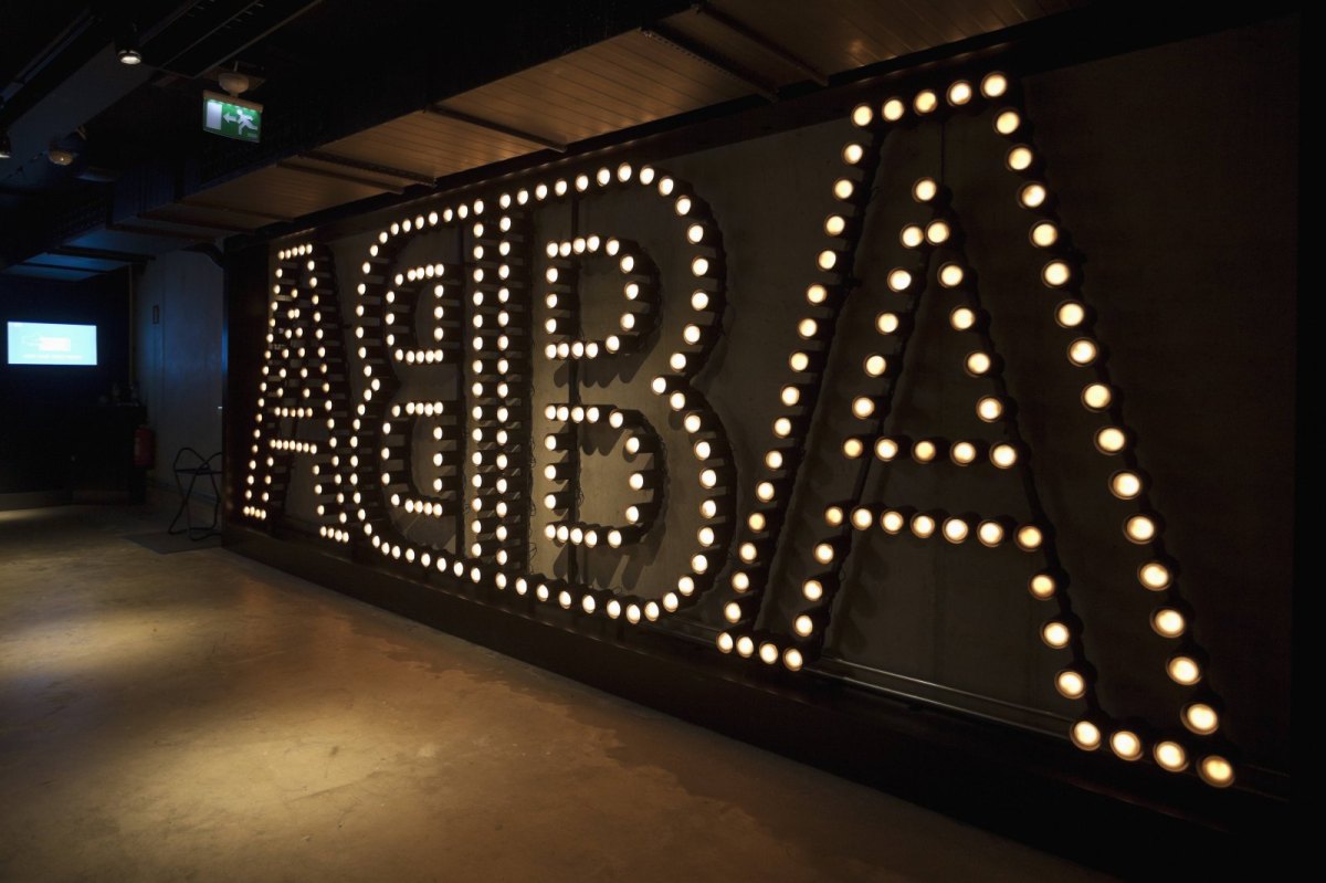 ABBA-Logo im Museum in Stockholm