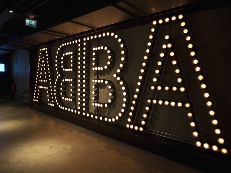 ABBA-Logo im Museum in Stockholm