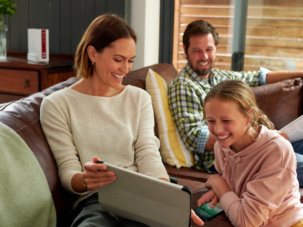 Eine Familie im Wohnzimmer
