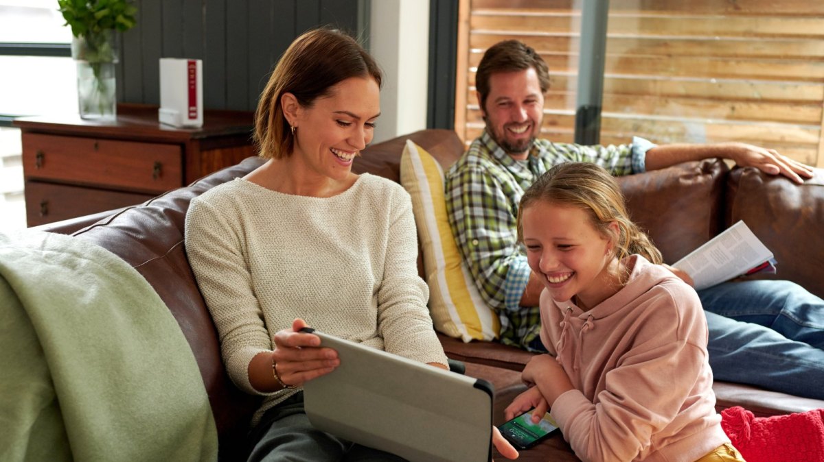 Eine Familie im Wohnzimmer