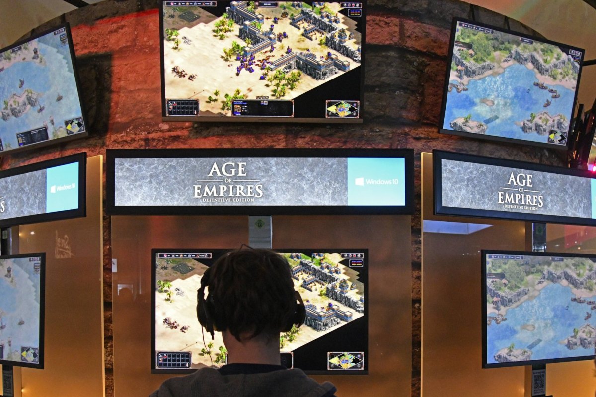 Gamer spielt Age of Empires.