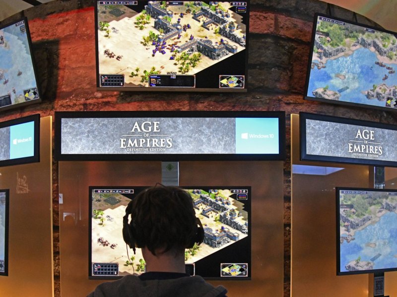 Gamer spielt Age of Empires.