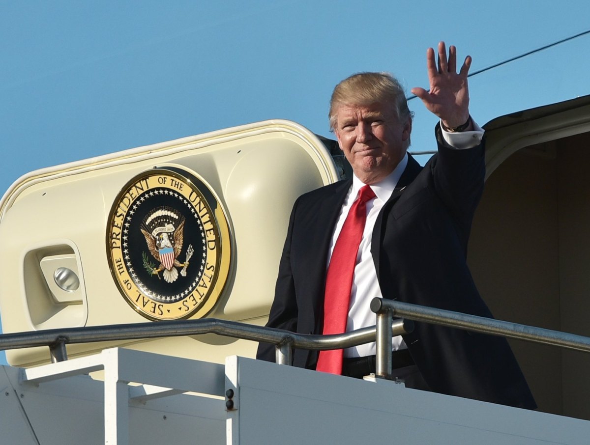 US-Präsident Donald Trump winkt von der Gangway der Air Force One herunter.