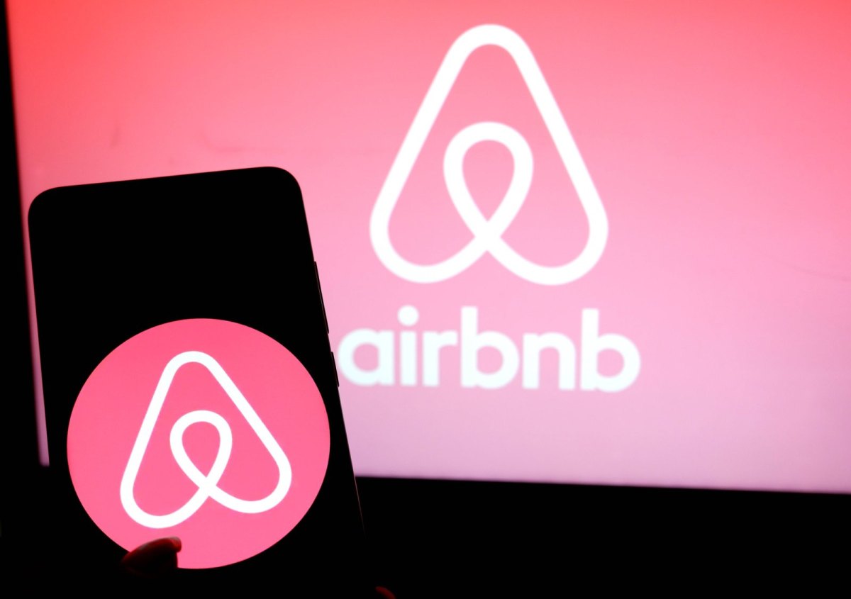 Smartphone mit dem Logo von Airbnb