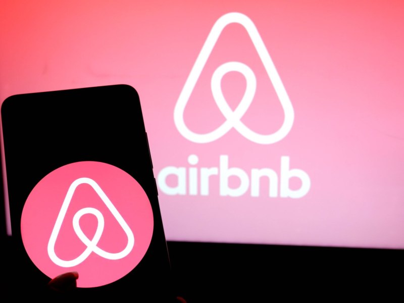 Smartphone mit dem Logo von Airbnb