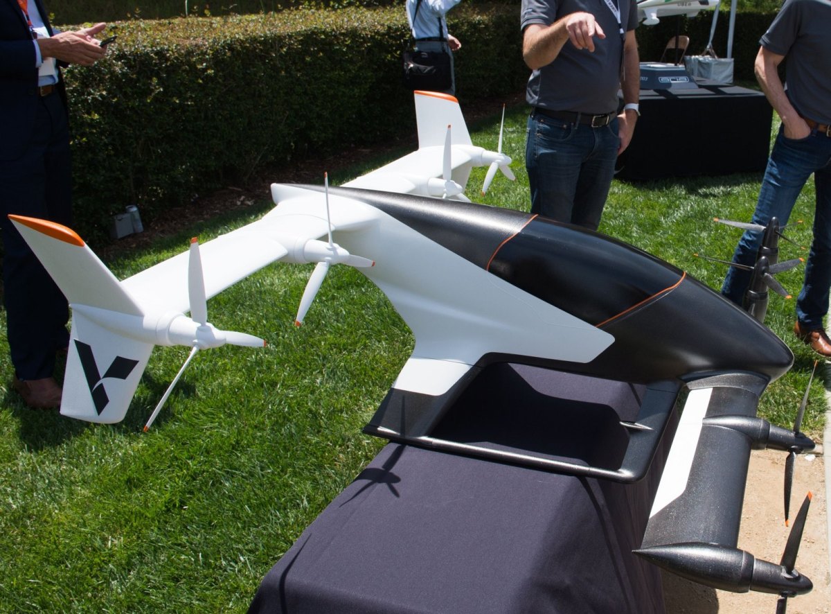 Experten von Uber und Airbus schauen sich den Lufttaxi-Prototyp "Vahana" an.