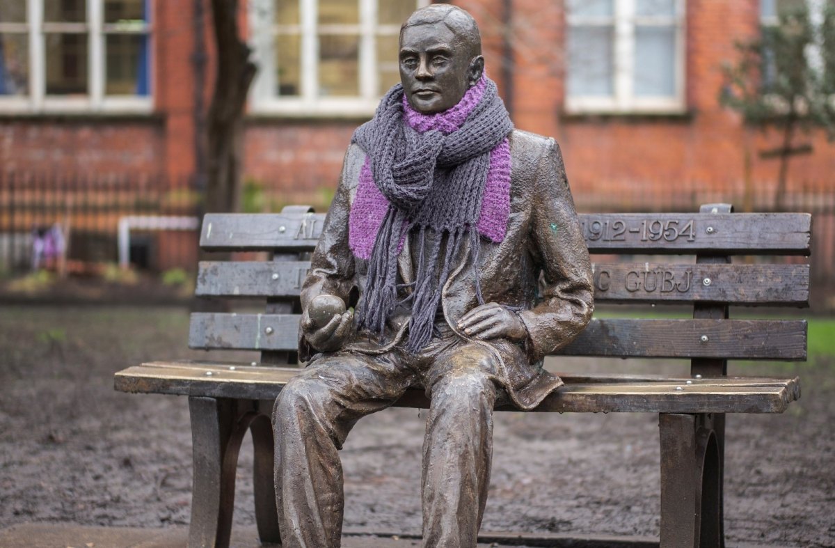 Eine Statue von Alan Turing im Sackville Park in Manchester