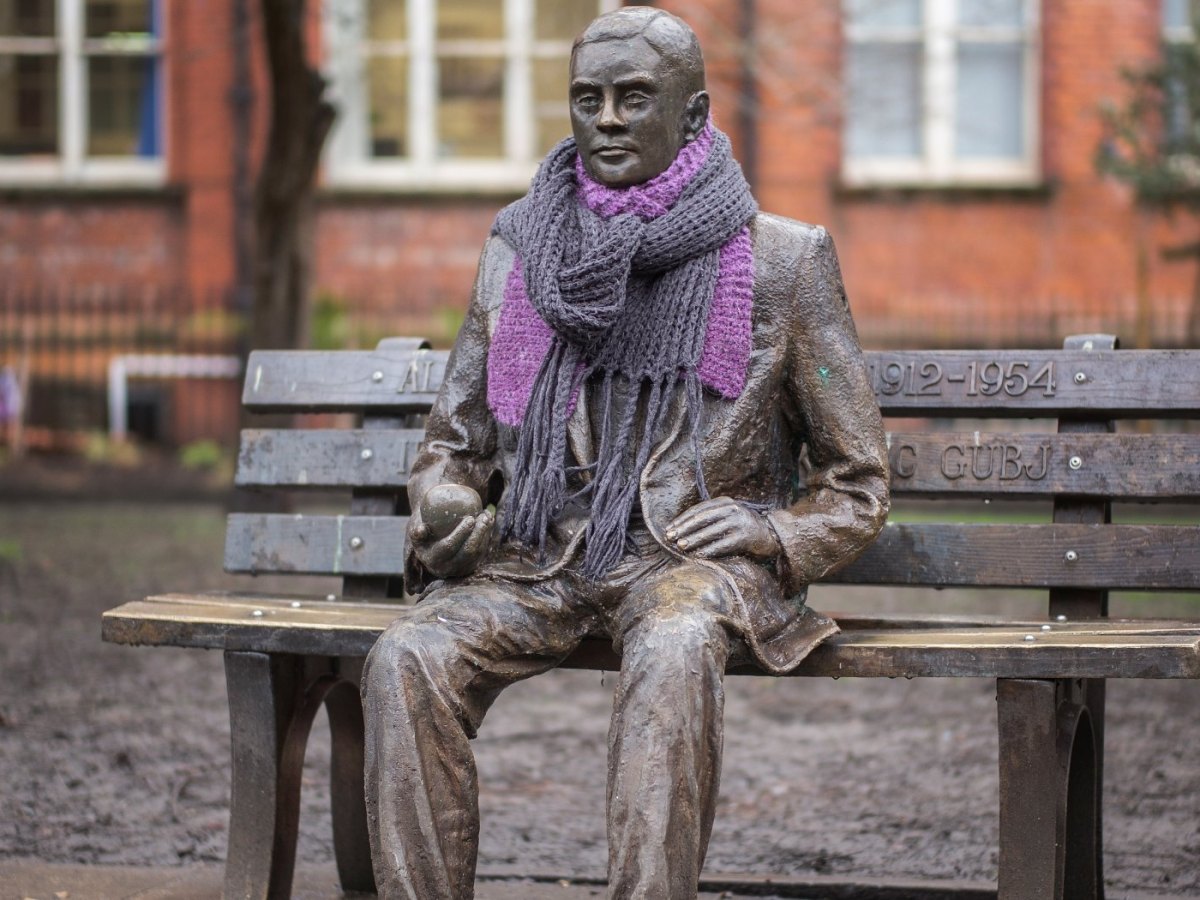 Eine Statue von Alan Turing im Sackville Park in Manchester