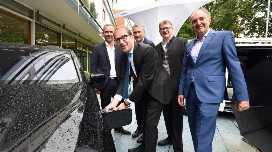 Bundesverkehrsminister Dobrindt gab 2017 den Startschuss für die Super-Elektrotankstelle.