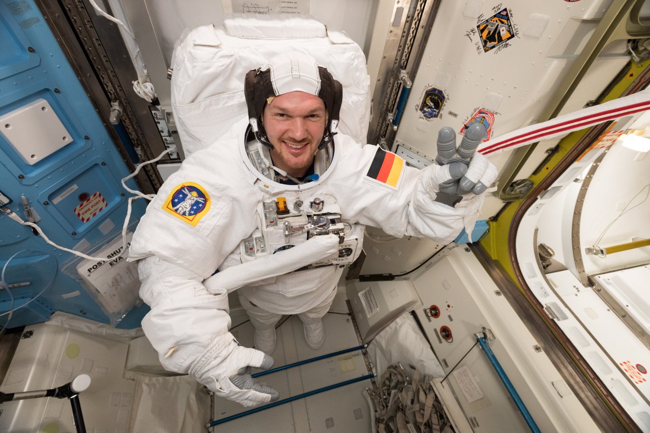 Alexander Gerst war der erste deutsche Kommandant der Internationalen Raumstation ISS. Er hat seinen eigenen Artikel auf Wikipedia.