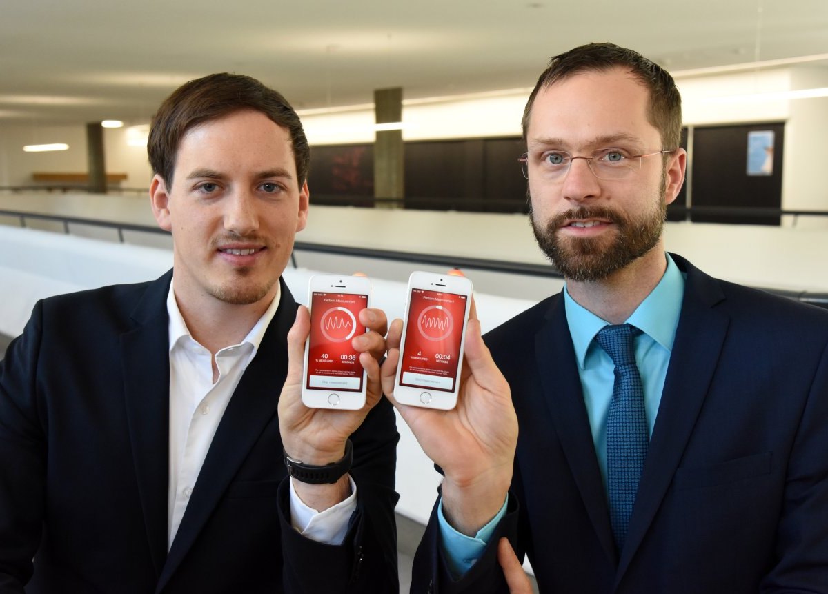 Dipl.-Ing. Tim Schäck (links) und Dr.-Ing. Michael Muma (rechts) forschen an Algorithmen zur Erkennung von Vorhofflimmern mittels Smartphones.