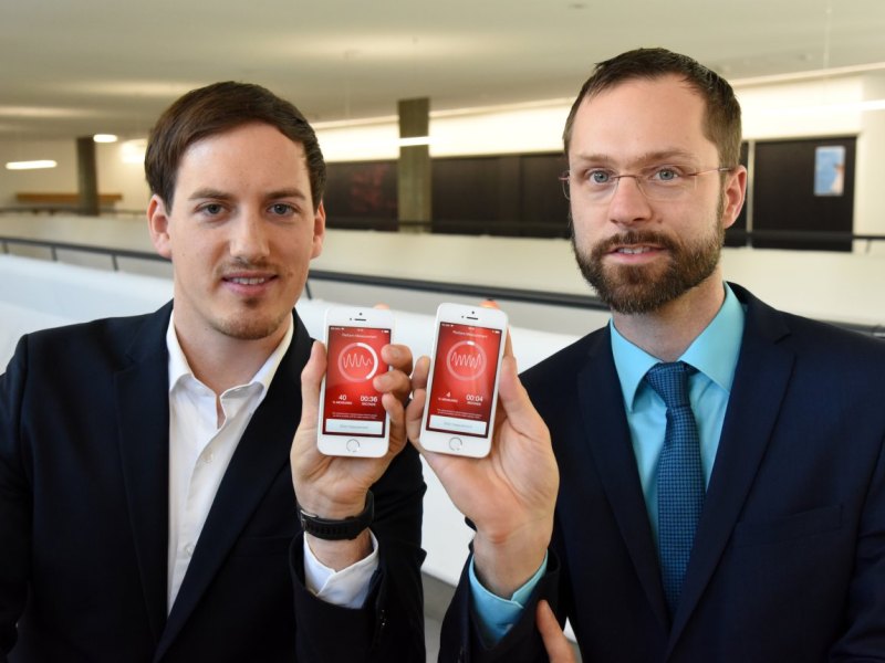 Dipl.-Ing. Tim Schäck (links) und Dr.-Ing. Michael Muma (rechts) forschen an Algorithmen zur Erkennung von Vorhofflimmern mittels Smartphones.