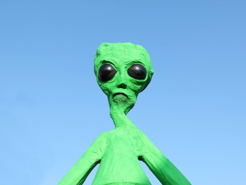 Ein Alien aus Pappmarché zieht einen Flunsch.
