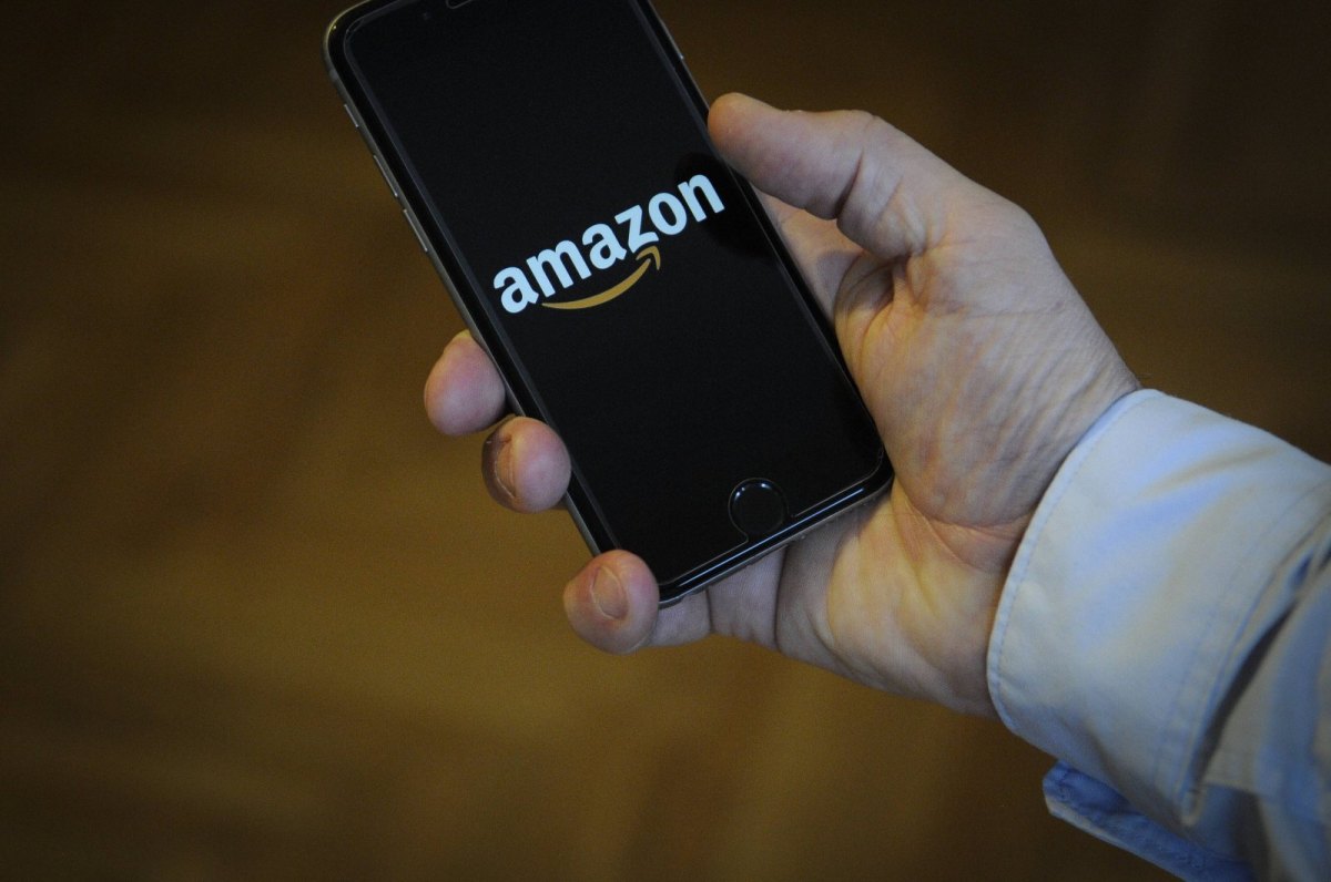 Ein Smartphone mit dem Amazon-Logo