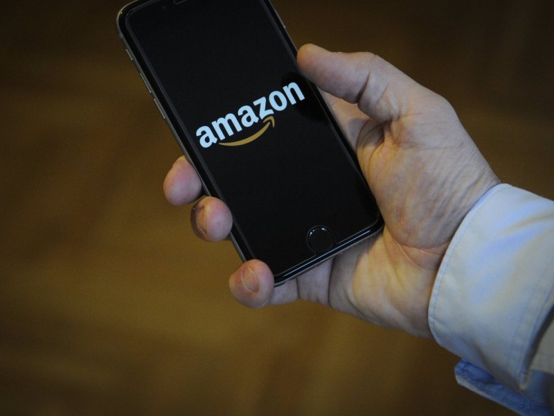 Ein Smartphone mit dem Amazon-Logo