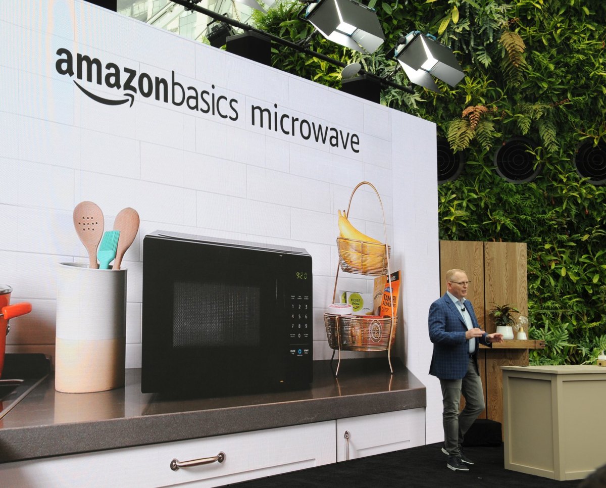 Amazon-Manager David Limp stellt Alexa-Mikrowelle vor.