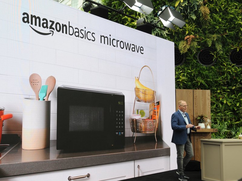 Amazon-Manager David Limp stellt Alexa-Mikrowelle vor.