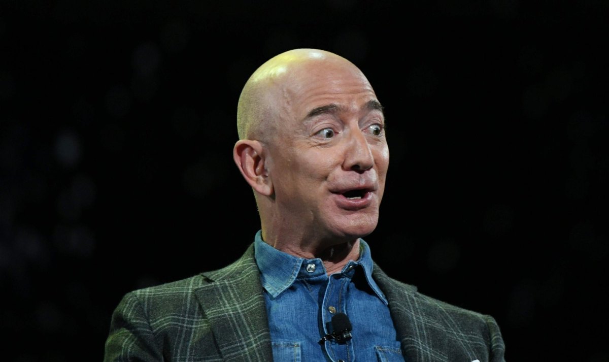 Amazon Chef Jeff Bezos mit erstauntem Gesichtsausdruck
